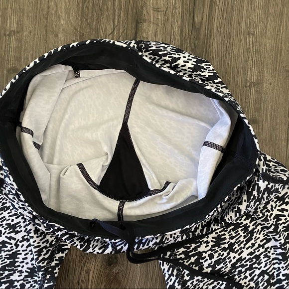 Nike Dri-Fit Black and White Capri Leggings S - Picture 8 of 11